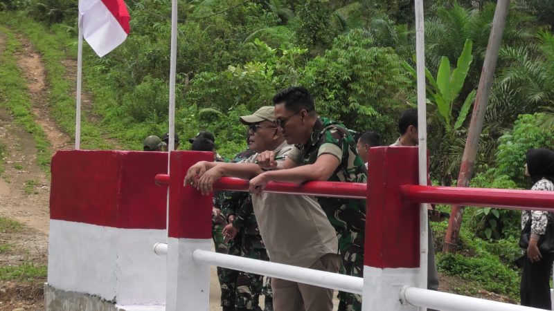 Bupati Pasaman Barat Yulianto bersama Komandan Kodim 0305 Pasaman Letkol Inf Darmawan Hendra Wijaya turun langsung meninjau lokasi pembabgunan jembatan aramco pada Kamis (23/4/2026).