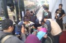 Dua calon jemaah haji asal Kota Padang yang tergabung dalam Kloter 1 Embarkasi Padang di tunda keberangkatannya.