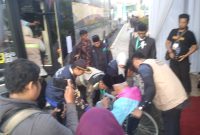 Dua calon jemaah haji asal Kota Padang yang tergabung dalam Kloter 1 Embarkasi Padang di tunda keberangkatannya.