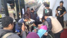 Dua calon jemaah haji asal Kota Padang yang tergabung dalam Kloter 1 Embarkasi Padang di tunda keberangkatannya.