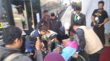 Dua calon jemaah haji asal Kota Padang yang tergabung dalam Kloter 1 Embarkasi Padang di tunda keberangkatannya.
