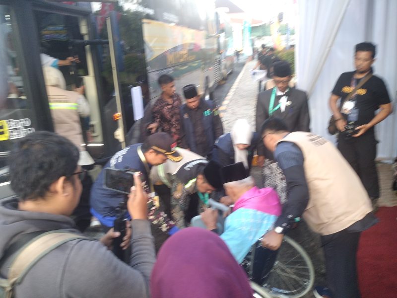 Dua calon jemaah haji asal Kota Padang yang tergabung dalam Kloter 1 Embarkasi Padang di tunda keberangkatannya.