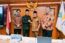 Bupati Pasaman Barat, Yulianto, bersama Wakil Bupati, M. Ihpan, didampingi Plt. Kepala Dinas Sosial Pasaman Barat, Vanvoni Gorbi, melakukan kunjungan kerja dan audiensi ke Kementerian Sosial Republik Indonesia selama dua hari, 27–28 April 2026.