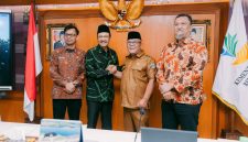 Bupati Pasaman Barat, Yulianto, bersama Wakil Bupati, M. Ihpan, didampingi Plt. Kepala Dinas Sosial Pasaman Barat, Vanvoni Gorbi, melakukan kunjungan kerja dan audiensi ke Kementerian Sosial Republik Indonesia selama dua hari, 27–28 April 2026.