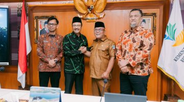 Bupati Pasaman Barat, Yulianto, bersama Wakil Bupati, M. Ihpan, didampingi Plt. Kepala Dinas Sosial Pasaman Barat, Vanvoni Gorbi, melakukan kunjungan kerja dan audiensi ke Kementerian Sosial Republik Indonesia selama dua hari, 27–28 April 2026.