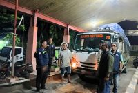 Warga Aia Dingin, Kecamatan Koto Tangah, kembali menyuarakan penolakan terhadap masuknya truk sampah asal Kota Bukittinggi ke Tempat Pembuangan Akhir (TPA) Aia Dingin, Padang pada Selasa (28/4/2026).