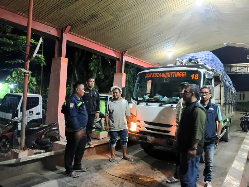 Warga Aia Dingin, Kecamatan Koto Tangah, kembali menyuarakan penolakan terhadap masuknya truk sampah asal Kota Bukittinggi ke Tempat Pembuangan Akhir (TPA) Aia Dingin, Padang pada Selasa (28/4/2026).