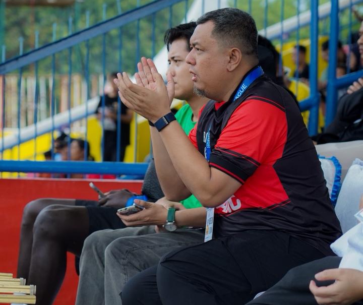 Komisaris Semen Padang FC, Braditi Moulevey. 