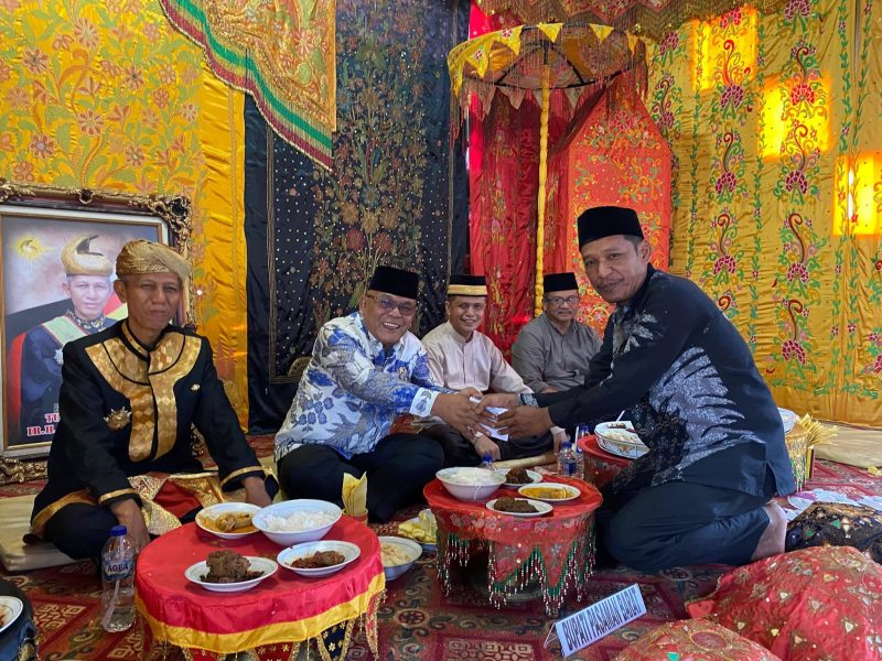 Suasana kebersamaan dan kentalnya nilai adat mewarnai syukuran batagak kudo-kudo Masjid Multazam Istana Tuanku Bosa Kabuntaran Talu.