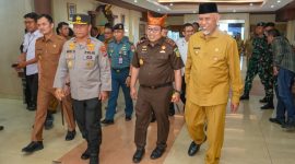 Gubernur Sumatera Barat (Sumbar), Mahyeldi Ansharullah menyambut langsung Kepala Kejaksaan Tinggi (Kajati) Sumbar yang baru, Dedie Tri Hariyadi, di ruang VIP Bandara Internasional Minangkabau, Senin (4/5/2026).