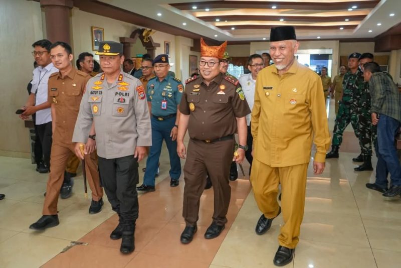 Gubernur Sumatera Barat (Sumbar), Mahyeldi Ansharullah menyambut langsung Kepala Kejaksaan Tinggi (Kajati) Sumbar yang baru, Dedie Tri Hariyadi, di ruang VIP Bandara Internasional Minangkabau, Senin (4/5/2026).