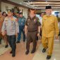 Gubernur Sumatera Barat (Sumbar), Mahyeldi Ansharullah menyambut langsung Kepala Kejaksaan Tinggi (Kajati) Sumbar yang baru, Dedie Tri Hariyadi, di ruang VIP Bandara Internasional Minangkabau, Senin (4/5/2026).