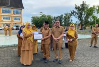 Korpri Pasaman Barat menyalurkan bantuan kepada ASN dan keluarga ASN secara simbolis pada Apel Pagi Gabungan Organisasi Perangkat Daerah (OPD) di halaman Kantor Bupati Pasaman Barat, Senin (11/5/2026).