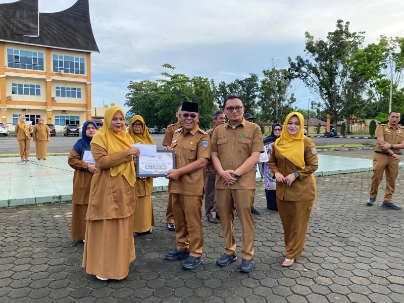 Korpri Pasaman Barat menyalurkan bantuan kepada ASN dan keluarga ASN secara simbolis pada Apel Pagi Gabungan Organisasi Perangkat Daerah (OPD) di halaman Kantor Bupati Pasaman Barat, Senin (11/5/2026).