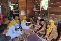 Bupati Pasaman Barat Yulianto menjenguk keluarga anak yang meninggal dunia akibat terhambat akses layanan kesehatan karena jalan rusak di Jorong Rura Patontang, Nagari Pematang Panjang, Kecamatan Koto Balingka, Senin (25/5/2026).