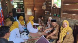 Bupati Pasaman Barat Yulianto menjenguk keluarga anak yang meninggal dunia akibat terhambat akses layanan kesehatan karena jalan rusak di Jorong Rura Patontang, Nagari Pematang Panjang, Kecamatan Koto Balingka, Senin (25/5/2026).