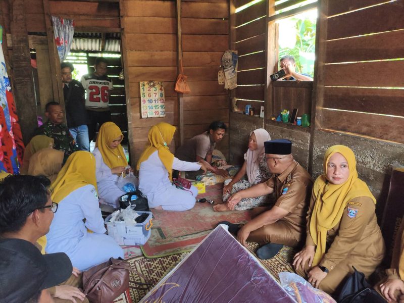 Bupati Pasaman Barat Yulianto menjenguk keluarga anak yang meninggal dunia akibat terhambat akses layanan kesehatan karena jalan rusak di Jorong Rura Patontang, Nagari Pematang Panjang, Kecamatan Koto Balingka, Senin (25/5/2026).