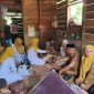 Bupati Pasaman Barat Yulianto menjenguk keluarga anak yang meninggal dunia akibat terhambat akses layanan kesehatan karena jalan rusak di Jorong Rura Patontang, Nagari Pematang Panjang, Kecamatan Koto Balingka, Senin (25/5/2026).