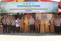Memperingati Hari Pendidikan Nasional (Hardiknas) tahun 2026, Polres Pasaman Barat, Sumatera Barat (Sumbar), menggelar penanaman pohon di lingkungan Sekolah Dasar (SD) Negeri 16 Pasaman, Selasa (5/5/2026).