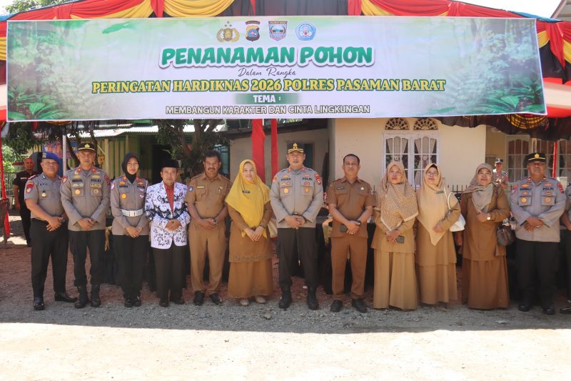 Memperingati Hari Pendidikan Nasional (Hardiknas) tahun 2026, Polres Pasaman Barat, Sumatera Barat (Sumbar), menggelar penanaman pohon di lingkungan Sekolah Dasar (SD) Negeri 16 Pasaman, Selasa (5/5/2026).
