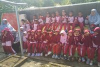 Puluhan anak-anak TK Islam Daud Kholifatulah Tabing mengikuti kegiatan wisata edukasi di Agrowisata Kebun Kintani, Kota Padang.
