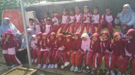 Puluhan anak-anak TK Islam Daud Kholifatulah Tabing mengikuti kegiatan wisata edukasi di Agrowisata Kebun Kintani, Kota Padang.