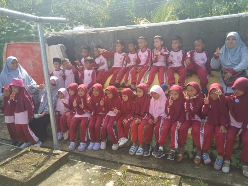 Puluhan anak-anak TK Islam Daud Kholifatulah Tabing mengikuti kegiatan wisata edukasi di Agrowisata Kebun Kintani, Kota Padang.