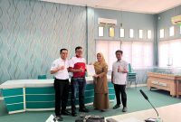 Pemerintah Kabupaten Pasaman Barat menggandeng 17 perusahaan kelapa sawit untuk mendukung percepatan Universal Health Coverage (UHC) melalui skema donasi iuran Jaminan Kesehatan Nasional (JKN) bagi masyarakat kurang mampu.