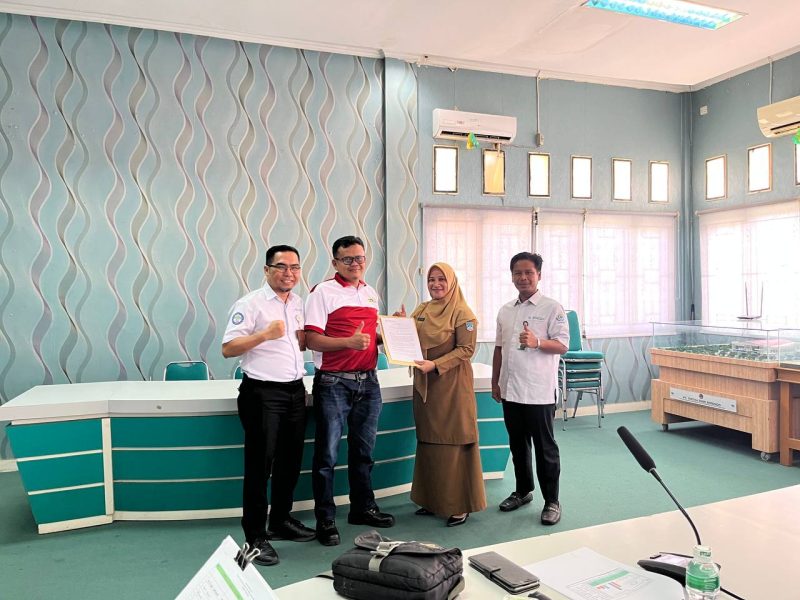 Pemerintah Kabupaten Pasaman Barat menggandeng 17 perusahaan kelapa sawit untuk mendukung percepatan Universal Health Coverage (UHC) melalui skema donasi iuran Jaminan Kesehatan Nasional (JKN) bagi masyarakat kurang mampu.