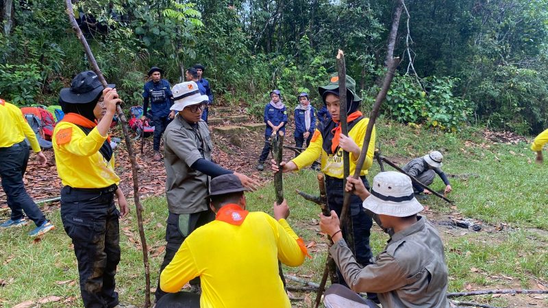 Sebanyak 14 siswa dan siswi SMAN 1 Padang mengikuti kegiatan Pendidikan Dasar Galapagos (PDG) ke-37 yang dilaksanakan pada 15–17 Mei 2026 di Hutan Biologi Universitas Andalas.