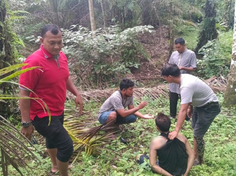 Satuan Reserse Narkoba Polres Pasaman Barat, Sumatera Barat (Sumbar), meringkus seorang lelaki yang diduga melakukan tindak pidana peredaran narkotika jenis sabu-sabu dan ganja kering. 