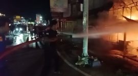 Tiga unit bangunan rumah toko (ruko), di kawasan Bundaran Simpang Empat, Kecamatan Pasaman, Kabupaten Pasaman Barat, Sumatera Barat (Sumbar) ludes terbakar, Senin malam (18/5/2026).