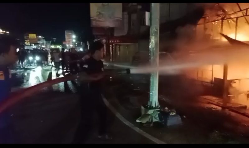 Tiga unit bangunan rumah toko (ruko), di kawasan Bundaran Simpang Empat, Kecamatan Pasaman, Kabupaten Pasaman Barat, Sumatera Barat (Sumbar) ludes terbakar, Senin malam (18/5/2026).