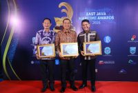 Pangkoarmada II Laksda TNI I G. P. Alit Jaya, S.H., M.Si., menerima penghargaan East Java Maritime Awards Tahun 2026 yang diberikan oleh PT. Jawa Pos Media Televisi (JTV) di Gedung JTV, Jalan Ahmad Yani Surabaya, Rabu malam (20/5/2026).