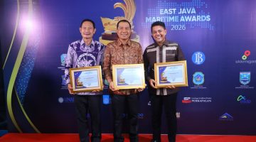 Pangkoarmada II Laksda TNI I G. P. Alit Jaya, S.H., M.Si., menerima penghargaan East Java Maritime Awards Tahun 2026 yang diberikan oleh PT. Jawa Pos Media Televisi (JTV) di Gedung JTV, Jalan Ahmad Yani Surabaya, Rabu malam (20/5/2026).
