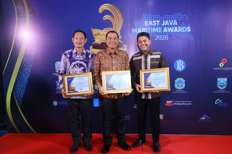 Pangkoarmada II Laksda TNI I G. P. Alit Jaya, S.H., M.Si., menerima penghargaan East Java Maritime Awards Tahun 2026 yang diberikan oleh PT. Jawa Pos Media Televisi (JTV) di Gedung JTV, Jalan Ahmad Yani Surabaya, Rabu malam (20/5/2026).
