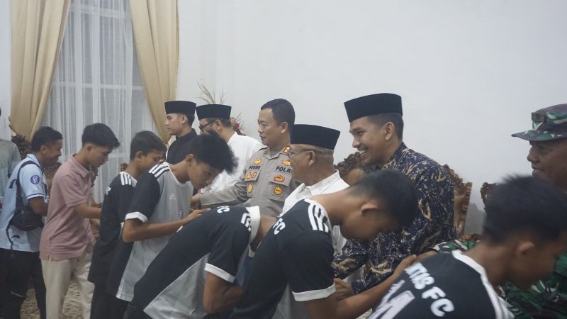 Bupati Pasaman Barat Yulianto bersama Forkopimda menyambut kedatangan tim SSB Lintas FC di Rumah Dinas Bupati, Selasa (26/5/2026).