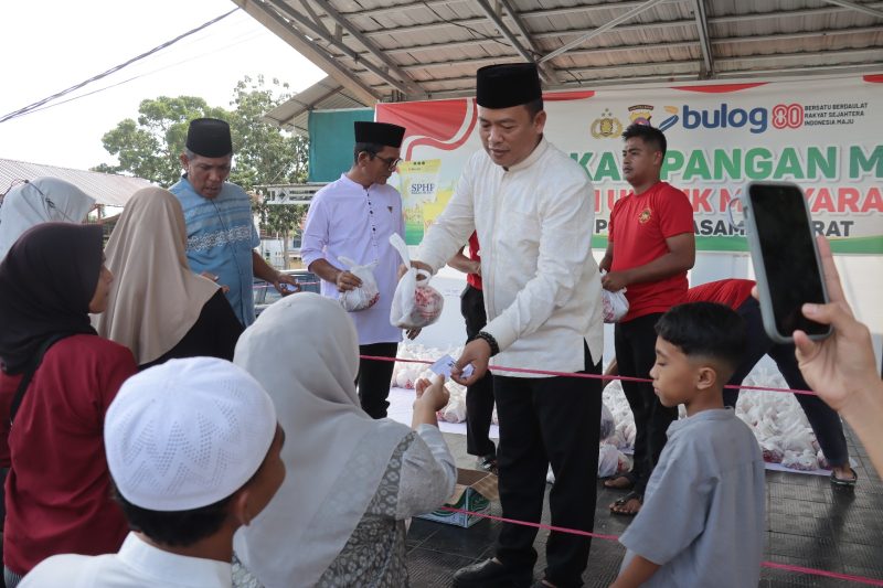 Dalam rangka memperingati Hari Raya Idul Adha 1447 Hijriah/2026 Masehi, Polres Pasaman Barat menggelar kegiatan penyembelihan hewan kurban di halaman Mapolres Pasaman Barat, Rabu (27/5/2026). Kegiatan tersebut dipimpin langsung oleh AKBP Agung Tribawanto dan berlangsung dengan penuh khidmat serta kebersamaan.