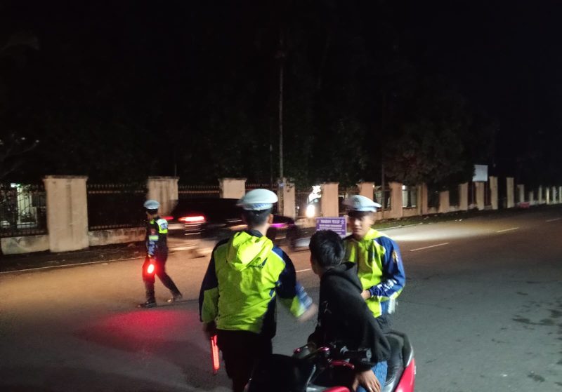Satuan Lalu Lintas (Satlantas) Polres Pasaman Barat, Sumatera Barat (Sumbar), menggelar razia stationer dan hunting sistem di depan Mako Satlantas hingga kawasan Jalur Protokol 32 Padang Tujuh Kecamatan Pasaman, Sabtu malam (30/5/2026).