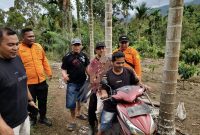 Tim SAR gabungan berhasil menemukan seorang lansia yang sebelumnya dilaporkan tersesat di kawasan kebun Batang Paku, Simpang Utara, Kecamatan Simpang Alahan Mati, Kabupaten Pasaman, Sumatera Barat, Sabtu (9/5/2026).