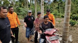 Tim SAR gabungan berhasil menemukan seorang lansia yang sebelumnya dilaporkan tersesat di kawasan kebun Batang Paku, Simpang Utara, Kecamatan Simpang Alahan Mati, Kabupaten Pasaman, Sumatera Barat, Sabtu (9/5/2026).