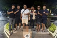Kasus pencurian dalam keluarga menghebohkan warga Kota Padang. Seorang pria berinisial AP (40) ditangkap Tim Klewang Satreskrim Polresta Padang.
