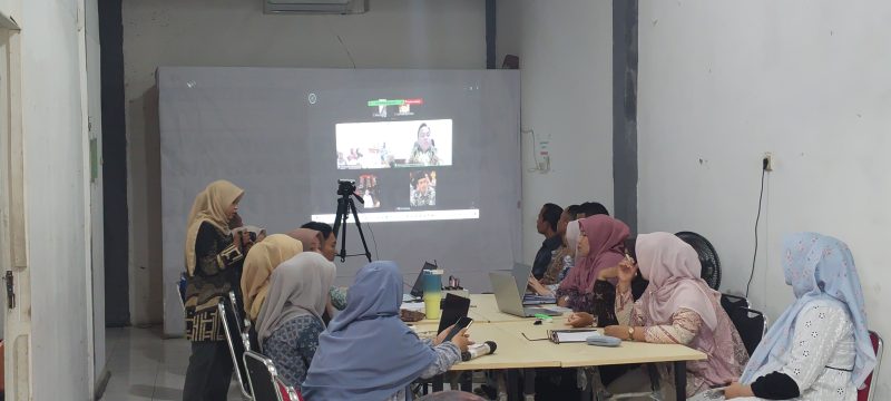 Badan Pengawas Pemilihan Umum (Bawaslu) Kabupaten Pasaman Barat menggelar rapat internal terkait pengelolaan kehumasan, peliputan dan dokumentasi, serta pelayanan informasi publik, Kamis (21/5/2026), di kantor Bawaslu setempat.