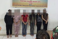 Satuan Polisi Pamong Praja (Satpol PP) Kabupaten Pasaman Barat melakukan penggerebekan terhadap sebuah kafe di Padang Tujuh, Kecamatan Pasaman, Kamis dini hari (22/5/2026). Tindakan ini berawal dari laporan masyarakat yang resah atas aktivitas di lokasi tersebut.  