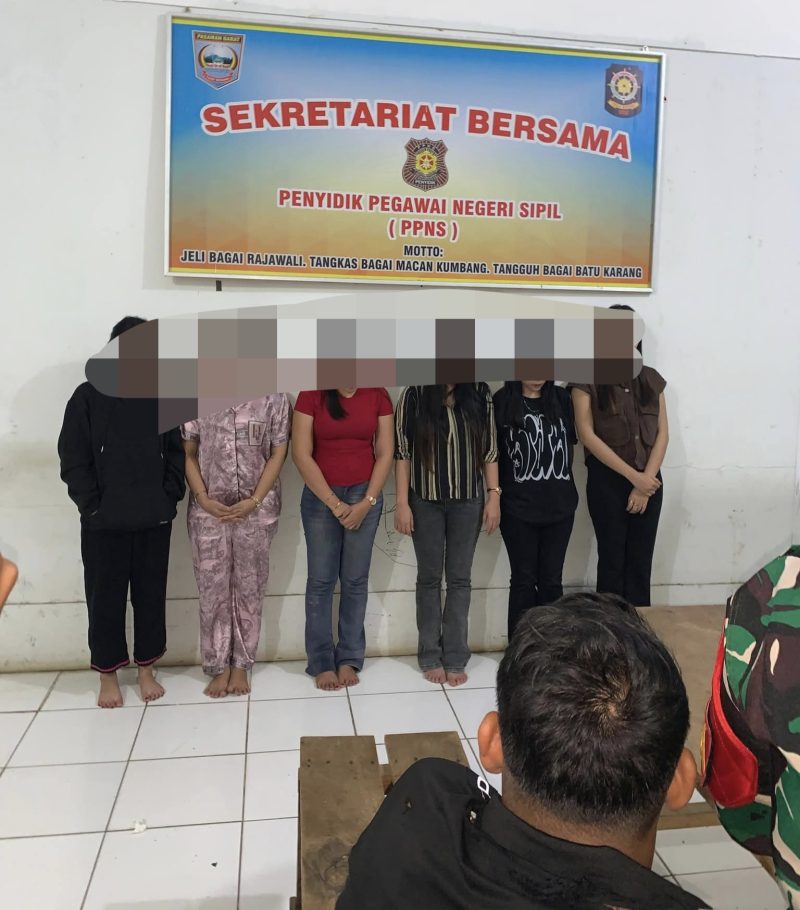 Satuan Polisi Pamong Praja (Satpol PP) Kabupaten Pasaman Barat melakukan penggerebekan terhadap sebuah kafe di Padang Tujuh, Kecamatan Pasaman, Kamis dini hari (22/5/2026). Tindakan ini berawal dari laporan masyarakat yang resah atas aktivitas di lokasi tersebut.  