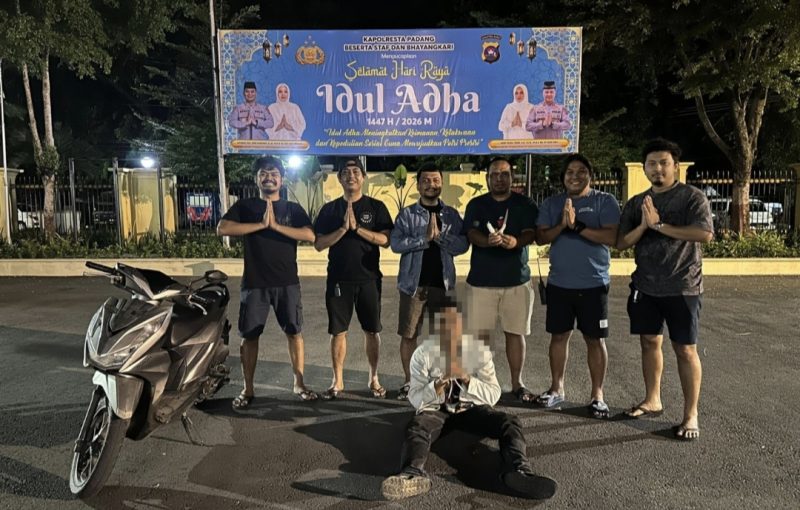 Seorang pria dewasa, warga Kota Padang, ditangkap oleh UNIT REAKSI CEPAT TIM KLEWANG Satuan Reskrim Polresta Padang atas dugaan melakukan tindak pidana pencurian dengan kekerasan di area Pantai Purus Kecamatan Padang Barat Kota Padang Sumatra Barat.