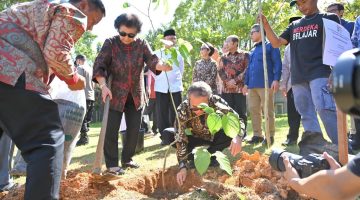 Semangat menjaga kelestarian lingkungan diwujudkan melalui aksi nyata penanaman Pohon Andalas oleh Gubernur Sumatera Barat (Sumbar), Mahyeldi Ansharullah bersama kakak kandung Presiden Republik Indonesia Prabowo Subianto, Biantiningsih Djiwandono dan Maryani Djojohadikusumo di Kampus Universitas Andalas, Limau Manis, Padang, Jumat (5/6/2026).