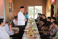 Gubernur Sumbar berdialog bersama aktivis di Sreca Coffee Eatery, Padang, Jumat (12/6/2026).
