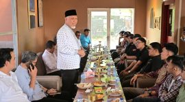 Gubernur Sumbar berdialog bersama aktivis di Sreca Coffee Eatery, Padang, Jumat (12/6/2026).