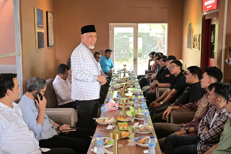 Gubernur Sumbar berdialog bersama aktivis di Sreca Coffee Eatery, Padang, Jumat (12/6/2026).